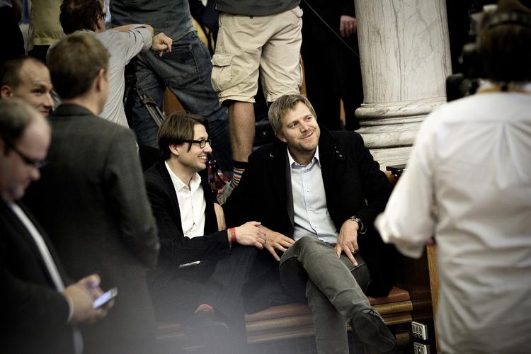 Beskyttelse. »Journalisterne skal erobre magten tilbage«, siger chefredaktør for Ekstra Bladet, Poul Madsen. Her ses hhv. Helle Thorning-Schmidts og Lars Løkkes personlige rådgivere, Noa Redington (tv) og Mikal Børsting (th). Arkivfoto Joachim Adrian