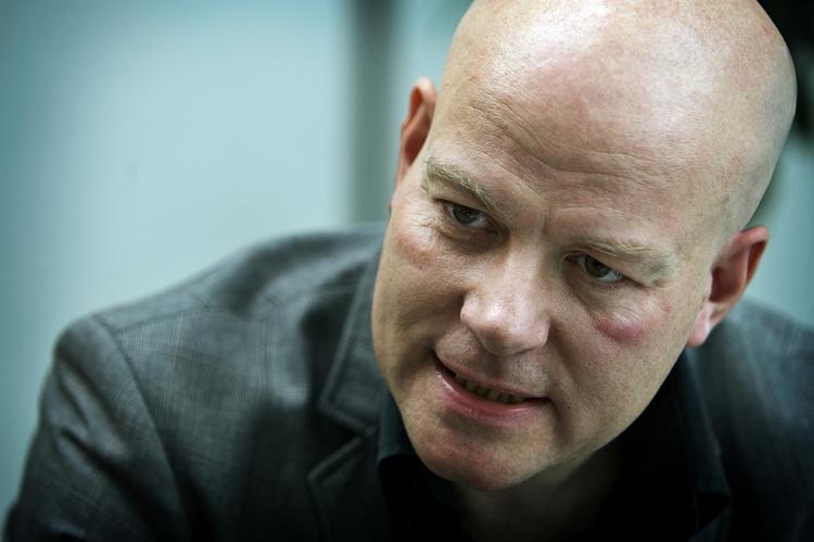 »De unge mennesker aner ikke, hvem de selv er, fordi mor og far ikke aner, hvem de er. Vi er forsvundet i en eller anden management-kultur, hvor vi ikke giver os tid til at komme ind og røre os selv«. 