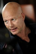 »Gider du ikke godt la’ vær’ med at se så lidende ud. Man får sgu’ lyst til at pande dig én«. 