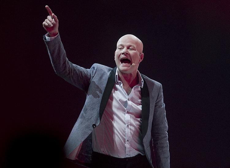 »Du kommer kun til at synge for din mand. Det er kun godt til striptease«. 