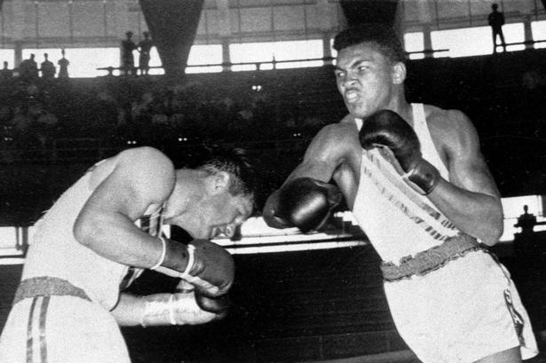 3. september 1960 boksede Cassius Clay mod australieren Tony Madigan i semifinalen i bokseturneringen ved de Olympiske Lege i Rom. Han vandt olympisk guld, men smed senere medaljen i Ohio floden efter at være blevet afvist på en restaurant, der kun ville servere for hvide. 