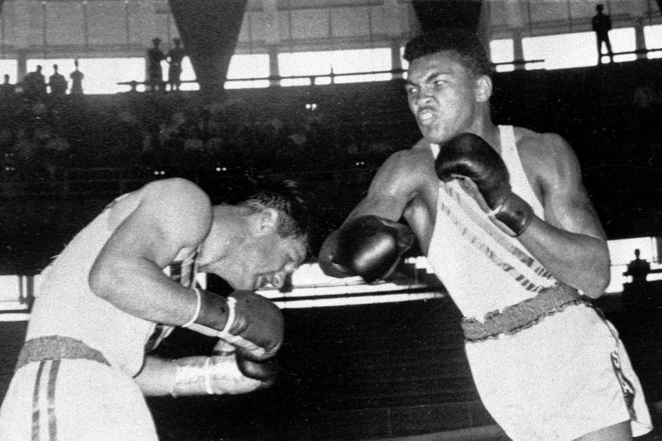 3. september 1960 boksede Cassius Clay mod australieren Tony Madigan i semifinalen i bokseturneringen ved de Olympiske Lege i Rom. Han vandt olympisk guld, men smed senere medaljen i Ohio floden efter at være blevet afvist på en restaurant, der kun ville servere for hvide. 