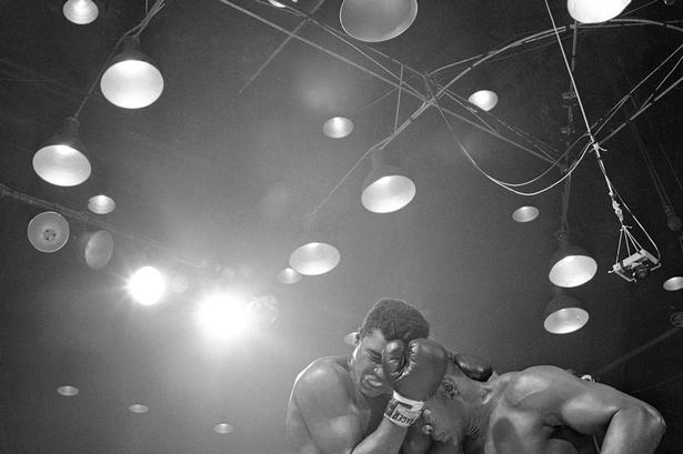 25. februar 1964 boksede Muhammed Ali mod Sonny Liston i Miami. Kampen var nær aldrig blevet til noget, fordi Ali var blev set med den muslimske leder Malcolm X i flere byer. Ali vandt, da Liston udgik med en skulderskade efter 6. omgang. 