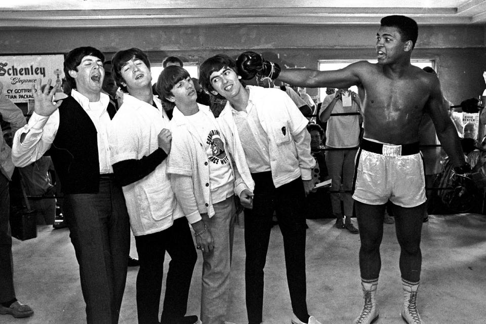 The Beatles,  Paul McCartney, John Lennon, Ringo Starr og George Harrison får en lige højre fra Cassius Clay 18. februar 1964. 