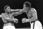 Trevor Berbick og Muhammed Ali under deres kamp i 1981. 