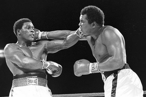 Trevor Berbick og Muhammed Ali under deres kamp i 1981. 