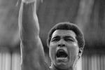 Muhammed Ali råber til sine fans under en træning i Kuala Lumpur inden en kamp mod Joe Bugner i 1975. 