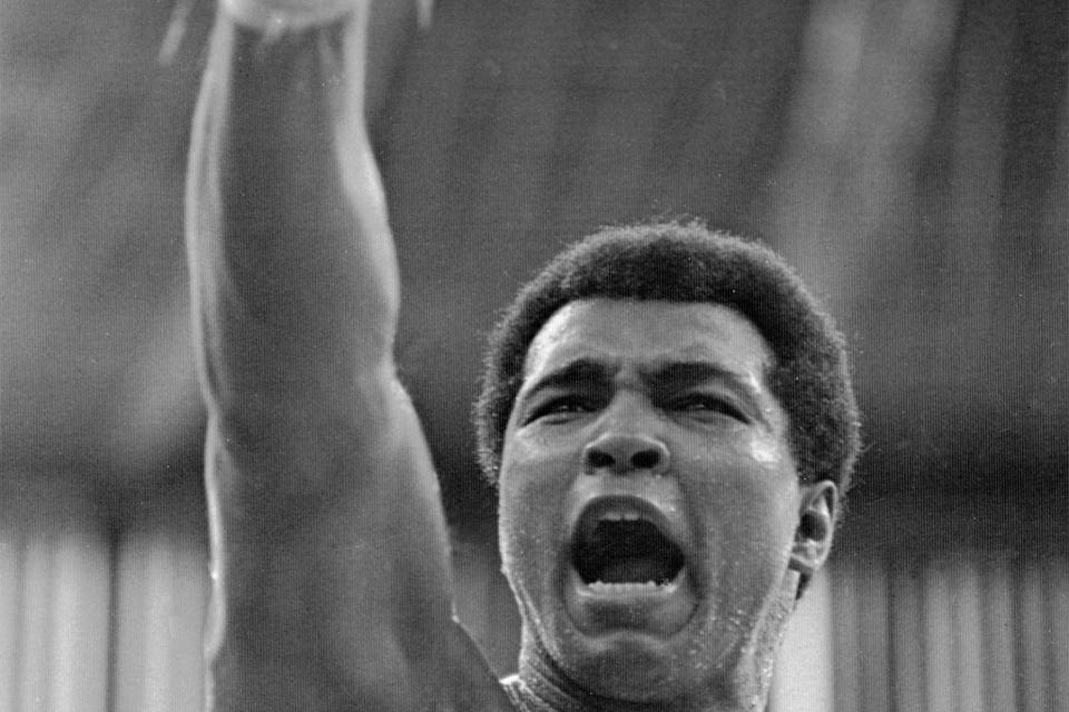 Muhammed Ali råber til sine fans under en træning i Kuala Lumpur inden en kamp mod Joe Bugner i 1975. 