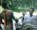 TURISTFÆLDE. Jarawaer filmes af turist under ulovlig safari til stammens reservat. Survival International