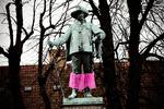 Happening. Statue af Christian IV iklædt pink tylskørt i anledning af 8. marts, kvindernes internationale kampdag, sidste år. PER FOLKVER/POLFOTO