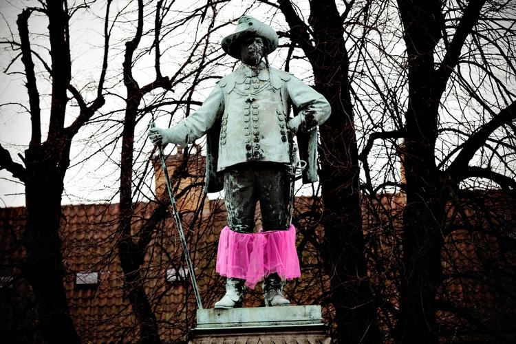 Happening. Statue af Christian IV iklædt pink tylskørt i anledning af 8. marts, kvindernes internationale kampdag, sidste år. PER FOLKVER/POLFOTO
