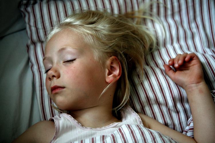 Zzzzzzz. Er det rigtigt, man ikke må sove til et tændt fjernsyn - eller drikke alkohol før sengetid? Tjek undersøger 10 myter om søvn. (arkivfoto) THOMAS BORBERG /POLFOTO