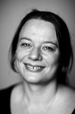 Gotisk. Liv Mørk, alias forfatterne Morten Søndergaard og Merete Pryds Helle (i billedet), har fingrene dybt nede i det menneskelige morads i 'Næsten levende'. 
