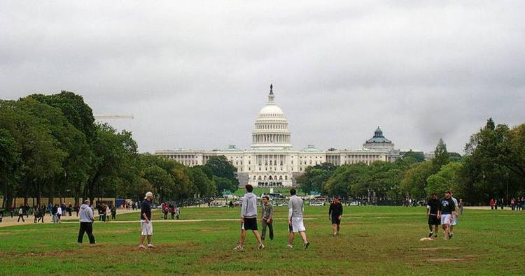 Aksen. The Mall, som forbinder Lincoln-mindesmærket med Capitol Hill, er Washington-indbyggernes frirum, men har også mange tilbud til turister. Poul Husted