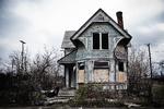 Der findes over 35.000 forladte huse i Detroit. I 1960'erne var Detroit den by i USA, hvor en gennemsnitlig middelklassefamilie havde den højeste indkomst. I dag er husene praktisk talt umulige at sælge. 