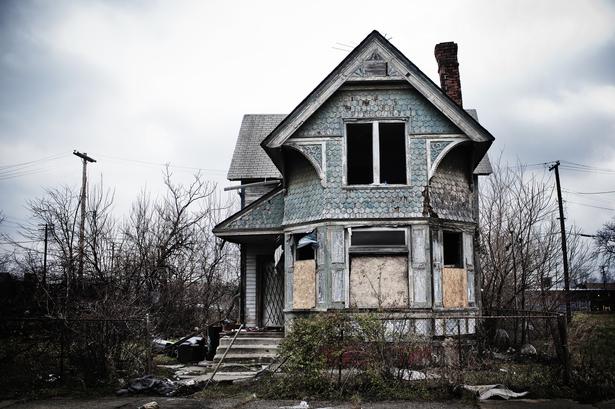 Der findes over 35.000 forladte huse i Detroit. I 1960'erne var Detroit den by i USA, hvor en gennemsnitlig middelklassefamilie havde den højeste indkomst. I dag er husene praktisk talt umulige at sælge. 
