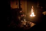 Matthew har ellers altid haft et sted at bo, men denne vinter har været hård økonomisk, og derfor bor han nu i et forladt hus sammen med to andre. Hver dag tænder de op med brænde i en olietønde. Det fylder hele huset med røg, men til gengæld kan de holde varmen. 