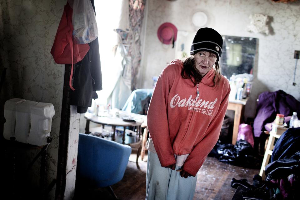 Michelle er narkoman. Hun kan ikke huske sin alder, men hun mener, at hun snart fylder 50. Hun er flyttet ind i et gammelt, forladt hus med sin kæreste Sam, som hun har kendt, siden de var 6 år. For at få elektricitet til en lampe og en varmeblæser har de trukket et kabel fra en lygtepæl. Huset har været forladt i fem år. 
