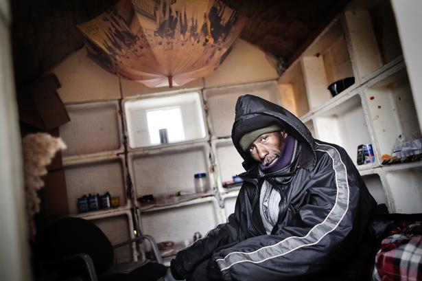 Steve Johnson er 50 år gammel og har aldrig været hjemløs, men da han mistede sit job for et år siden, besluttede han sig for at ville klare sig selv. Så nu har han bygget sit eget hus af 80 flamingokasser. Huset er  vandtæt, og kasserne isolerer. Gulvet er lagt på betonblokke for at holde rotter væk. Til næste sommer vil han bygge ud. 