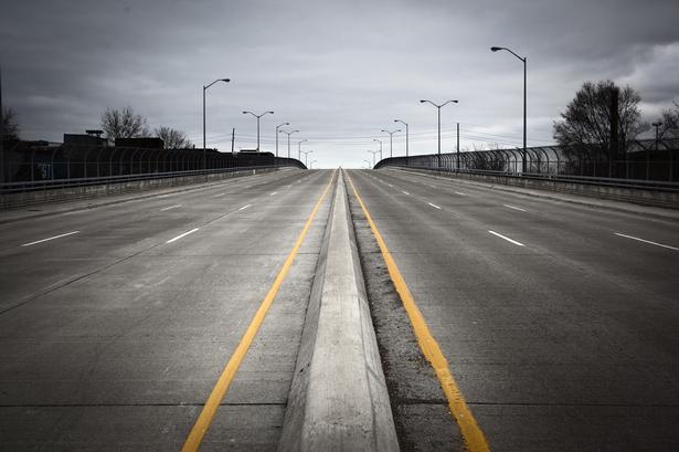 I Detroit findes der stort set ingen cykelstier. Fordi byen havde status som 'bilby', valgte man at bygge flersporede veje og kæmpestore parkeringspladser nærmest over det hele. 