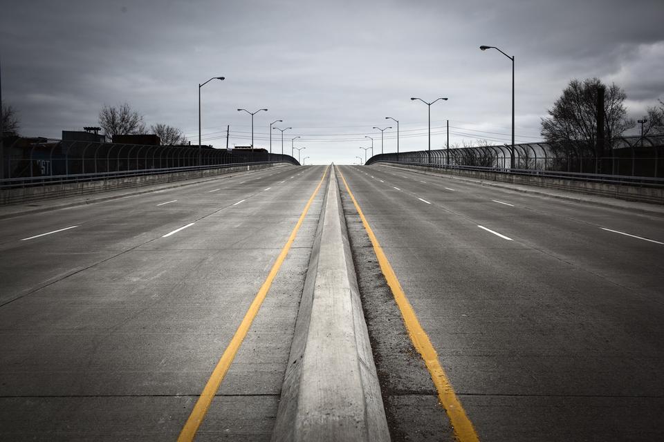 I Detroit findes der stort set ingen cykelstier. Fordi byen havde status som 'bilby', valgte man at bygge flersporede veje og kæmpestore parkeringspladser nærmest over det hele. 