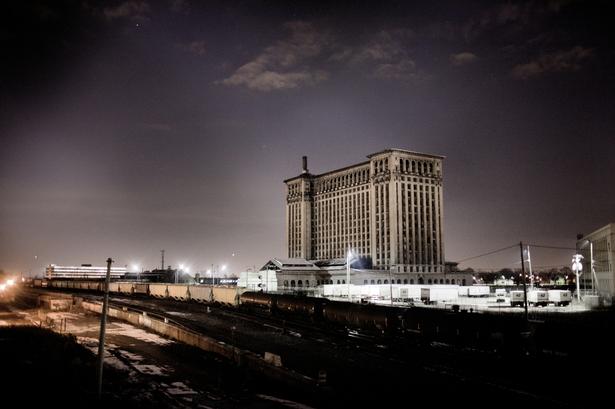 Detroits jernbanestation har været forladt siden 1988. Da den blev bygget, var den verdens største - 70 meter høj. Bygningen er blevet symbol på byens storhedstid - og fald - og bliver ofte fotograferet af turister. 