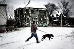 En af Detroits indbyggere leger med sin hund. Mange familier har anskaffet sig såkaldte kamphunde for at forhindre tyveri. 