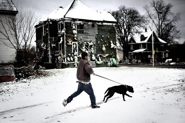 En af Detroits indbyggere leger med sin hund. Mange familier har anskaffet sig såkaldte kamphunde for at forhindre tyveri. 