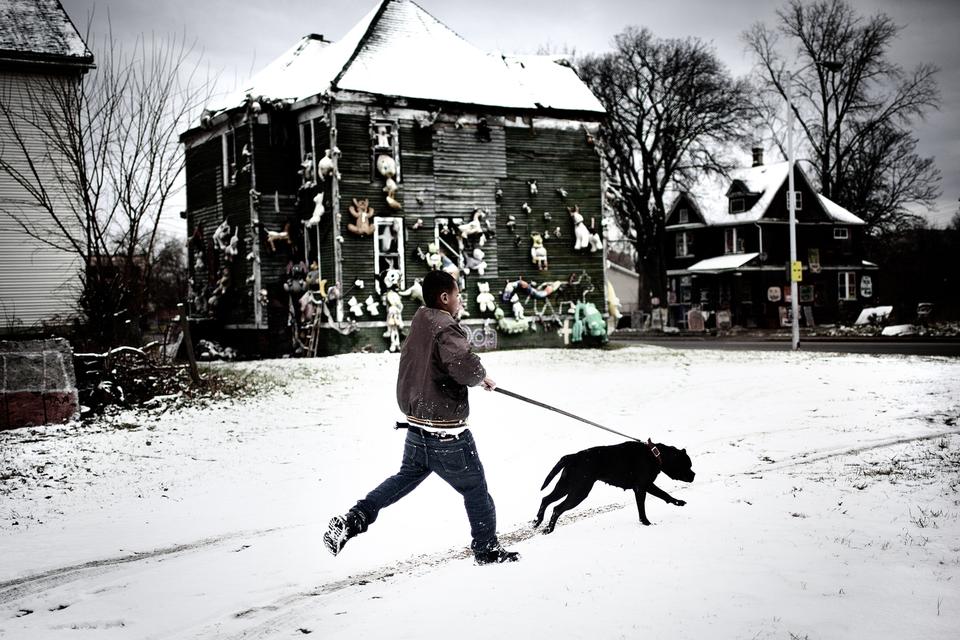 En af Detroits indbyggere leger med sin hund. Mange familier har anskaffet sig såkaldte kamphunde for at forhindre tyveri. 