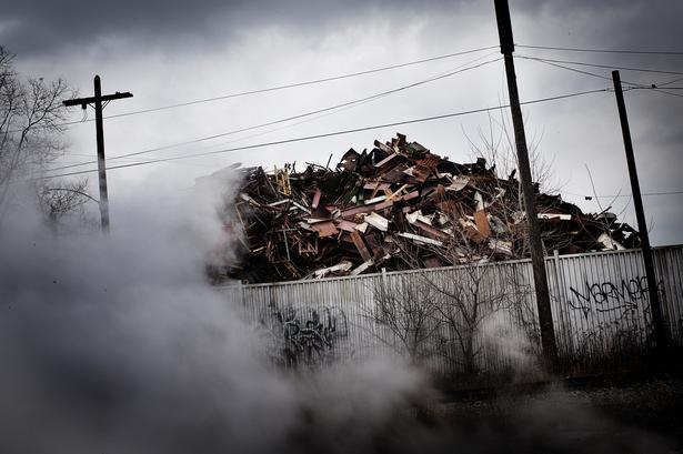 En af de eneste industrier, der stadig lever godt i Detroit, er skrothandlerne. Mange hjemløse tjener penge på at samle gammelt jern og sælge det til kilopris. 