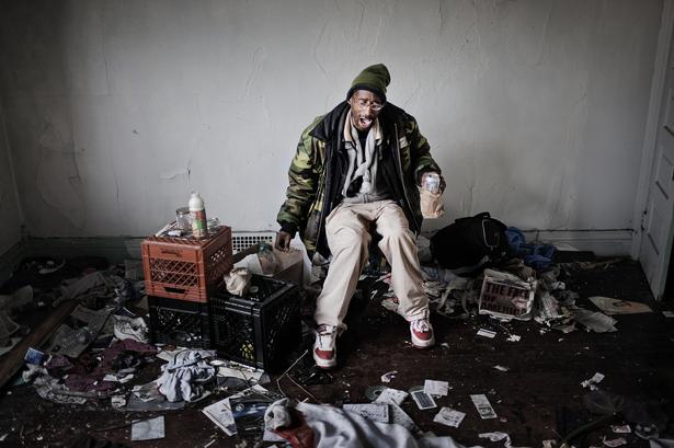 Om dagen tager Joseph ind til casinoerne i centrum af Detroit og tigger. Pengene bruger han  primært på alkohol. Og så på mad til den kat, han bor sammen med. Katten er hans bedste ven, siger han. 