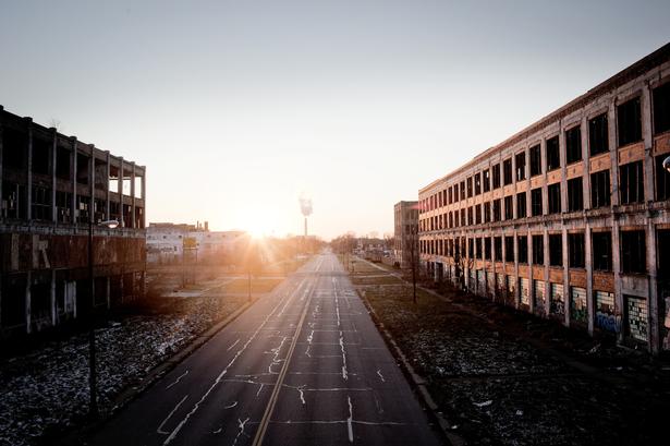 Den 325.000 kvadratmeter store fabrik Packard Automotive Plant åbnede i 1903 og er tegnet af arkitekten Albert Kahn, som også har tegnet Grand Central Station i New York. Bygningen blev lukket i 1958 og er i dag overtaget af hjemløse. 