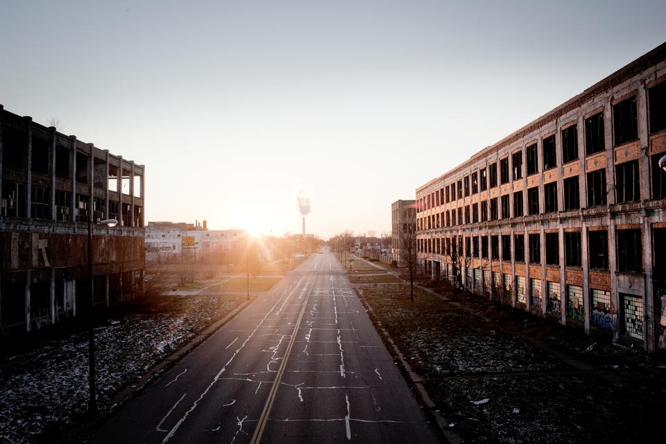 Den 325.000 kvadratmeter store fabrik Packard Automotive Plant åbnede i 1903 og er tegnet af arkitekten Albert Kahn, som også har tegnet Grand Central Station i New York. Bygningen blev lukket i 1958 og er i dag overtaget af hjemløse. 