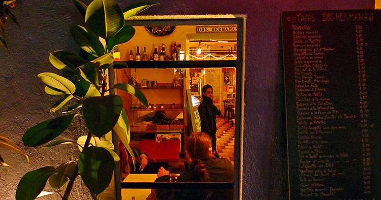 SPANSK-FRANSK. Dos Hermanas serverer hvid sangria og hitter blandt de romantisk anlagte. Christian Martinez/Christian Martinez