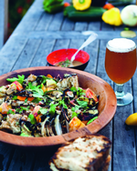 Grill. Denne brødsalat får fylde af grillede grøntsager og overhældes med lækker dressing af bl.a. ansjos og valnødder. Eric Wolfinger
