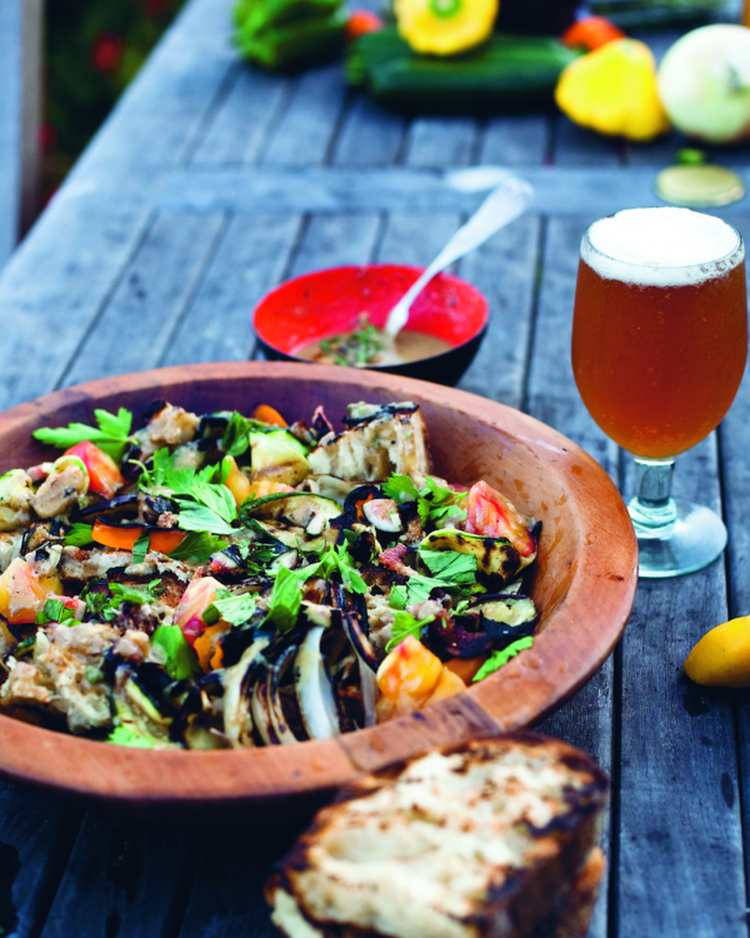Grill. Denne brødsalat får fylde af grillede grøntsager og overhældes med lækker dressing af bl.a. ansjos og valnødder. Eric Wolfinger