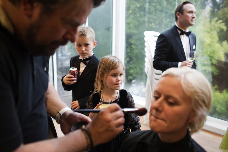 Annika Wedderkopp (i midten) spiller børnehavepigen Klara i 'Jagten'. Hun er i Cannes med sin familie og skal se filmen for første gang. Her er hun flankeret af sin mor Pernille og broderen Morten. 