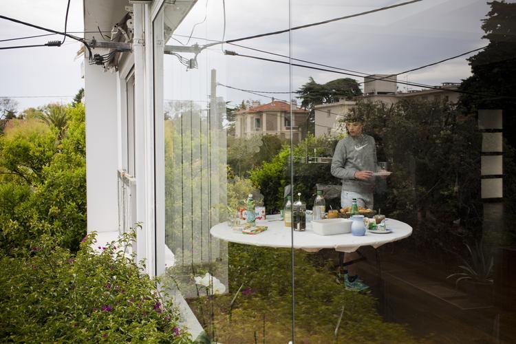 Zentropa lejer hvert år samme villa lidt uden for Cannes' centrum. Morgenerne er dagens eneste stille stund. Hver aften er der inviteret pengefolk til middag. 