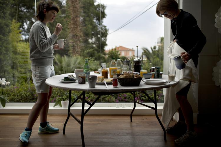 Anna Carli Holmgren (tv) er elev i Zentropa og skal ud over at stå til rådighed hele dagen også nå at læse fire manuskripter og en bog for Peter Aalbæk. Nina Rostock-Jensen (th) er værtinde i villaen og står for at alle festerne kører glat. Hun skal blandt andet kunne huske, hvis en investor har en datter på 16 år og spørge ind til hende. Så føler folk sig velkomne. 