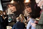 På den skandinaviske stand i Cannes holder tre danske sælgere fra firmaet Trustnordisk møder fra morgen til aften. De udbyder film fra Nordisk Film og Zentropa, og årets store sællert skulle gerne blive Thomas Vinterbergs 'Jagten', der er med i hovedkonkurrencen i Cannes. Den er indtil videre solgt til tyve lande. 