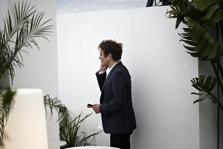 Thomas Vinterbergs kone er sat til at føde, mens han er i Cannes, og han tjekker derfor jævnligt sin telefon. 