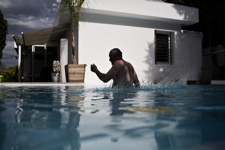 Onkring klokken ni hver morgen vader Peter Aalbæk, Zentropas direktør, gennem firmaets villa splitternøgen og springer i poolen med et plask. Så er arbejdsdagen i gang. 