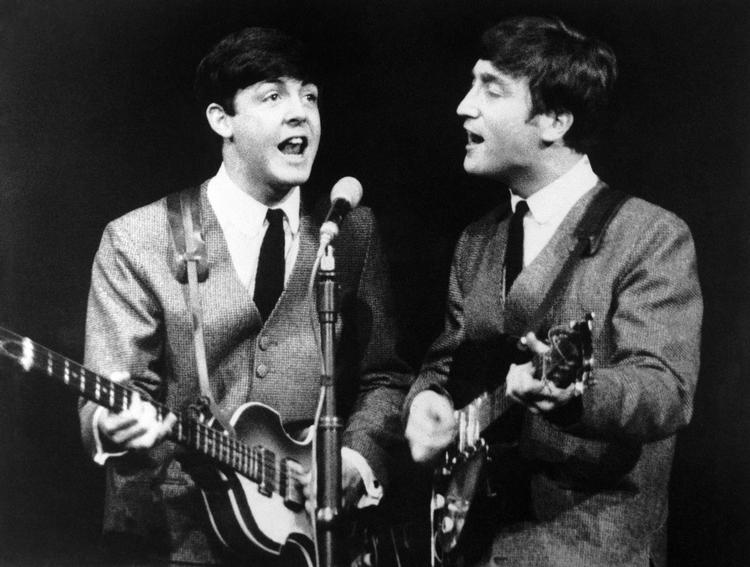 Paul McCartney og John Lennon på scenen i London, 1963. 