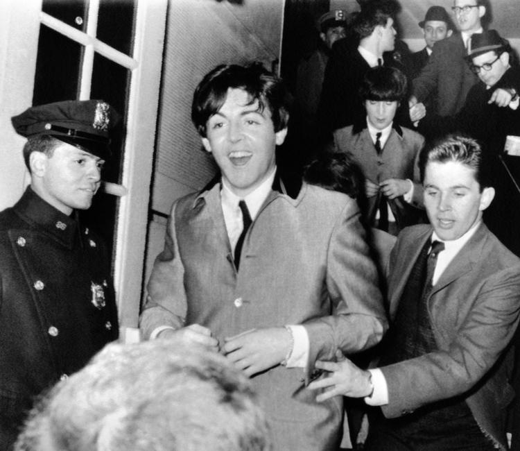 En smilende Paul McCartney efter to vilde koncerter i New Yorks Carnegie Hall, 1964. 