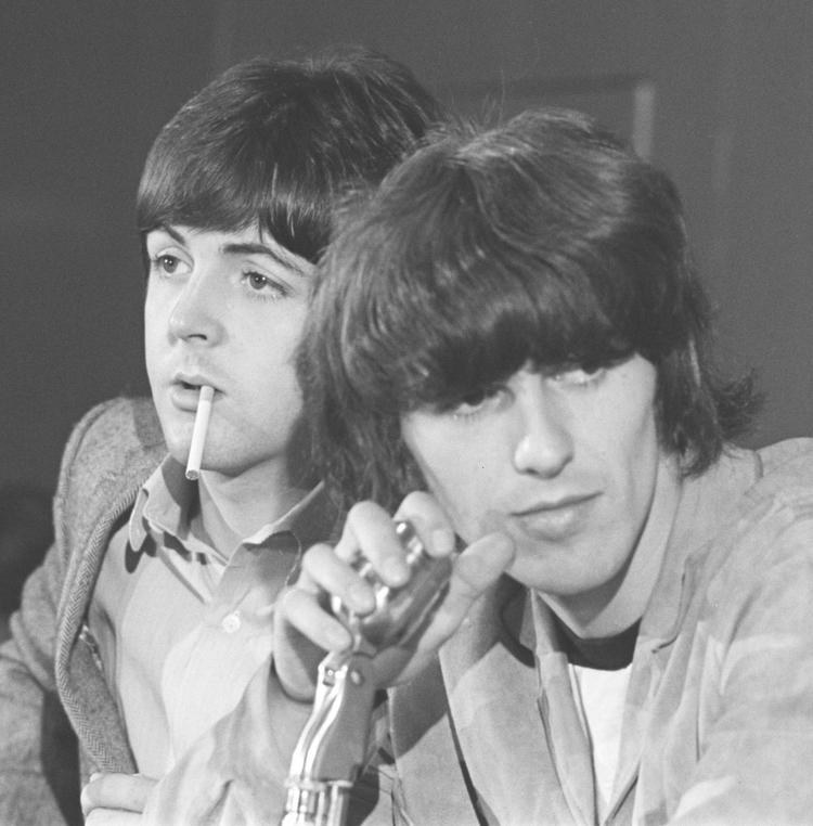 Paul McCartney og George Harrison under en pressekonference, 1965. 