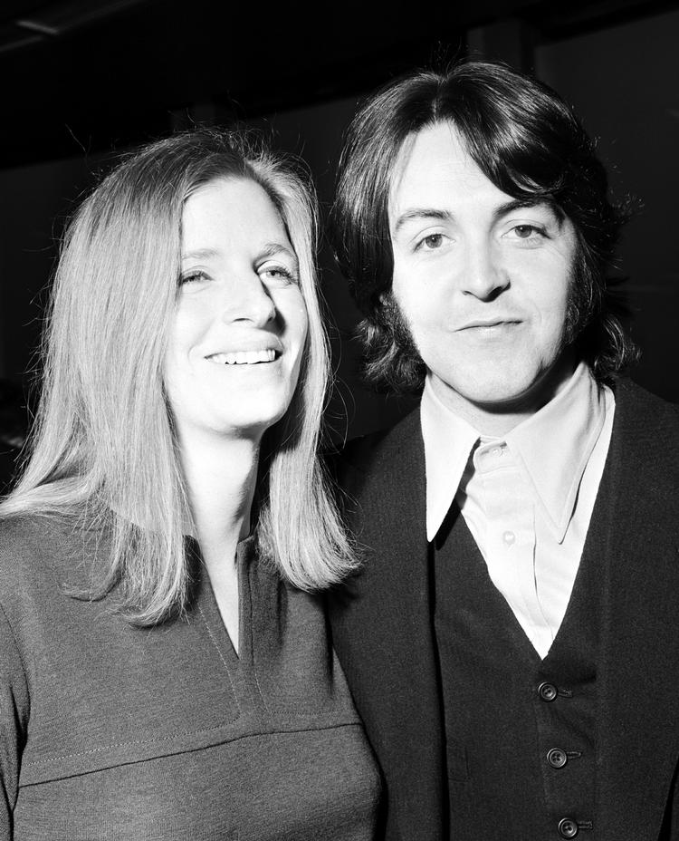 Bryllupsrygterne svirrede omkring Paul McCartney og Linda Eastman ved en reception hos Apple Corporations i London, 1969. 