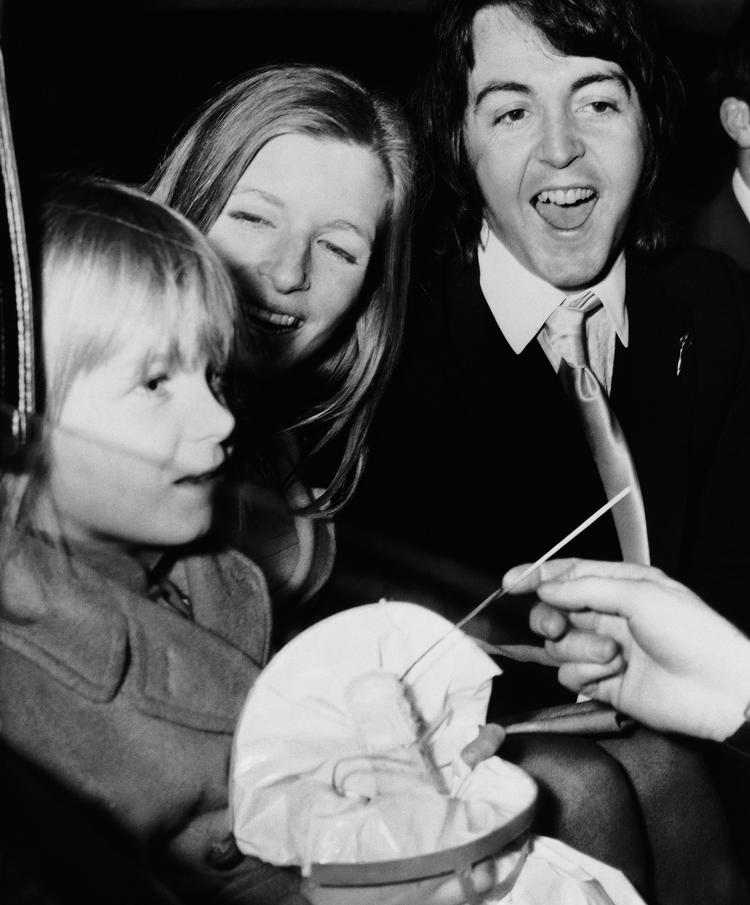 Paul McCartney og Linda Eastman blev borgerligt viet i London, 12. marts 1969. 