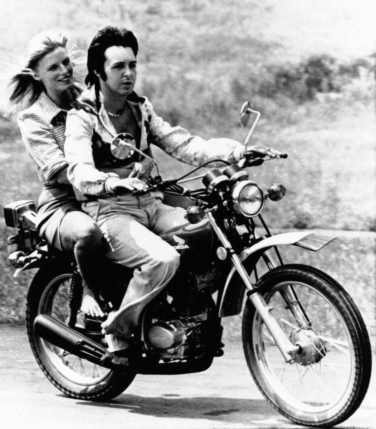 Paul og Linda McCartney på motorcykel i USA efter udgivelsen af deres fælles album 'Band on the run'. 