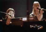 For første gang i ti år optræder Paul McCartney i New York Citys Madison Square Garden, maj 1976. Linda McCartney er med på scenen. 