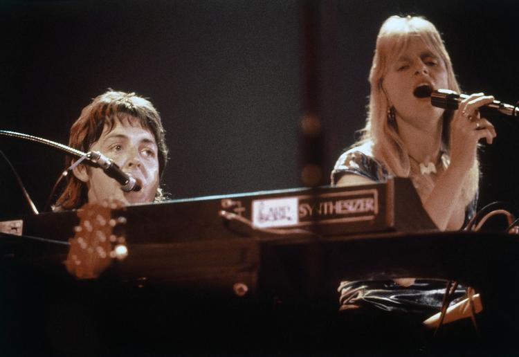 For første gang i ti år optræder Paul McCartney i New York Citys Madison Square Garden, maj 1976. Linda McCartney er med på scenen. 